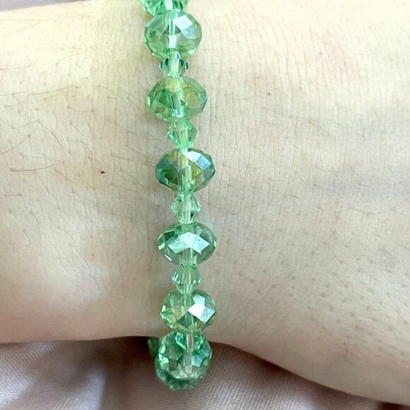 Green beaded  glass bracelet on stretchy cord - Picture 3 of 10